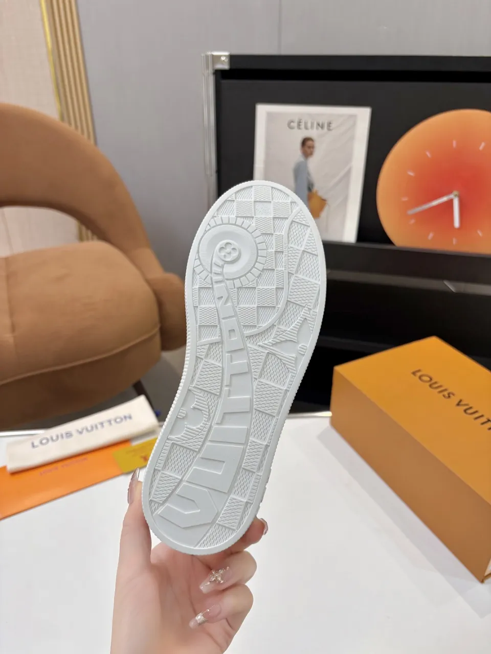 p580🐮🐮 LV couple skate shoes｜Classic jacquard, the ultimate code for a sweet outing! 👫** This pair of shoes is Louis Vuitton's love letter to fashionistas💌 - **classic presbyopic skate shoes**, the perfect choice for couples to go out on the street!  🔸 **Luxury details are a must-have**: Jacquard fabric  🔸 **So comfortable that you don’t want to take it off**: The sheepskin lining is skin-friendly and breathable, warm in autumn and winter without stuffing your feet, refreshing in spring and summer without being sticky, and you can wear it with a high-end feel in all seasons!  🔸 **Steady sense of security**: Non-slip rubber outsole, perfect grip, accompanying you through romantic streets.  **💑 Couple outfit inspiration**: ▪️ For boys, pair with leggings + baseball cap for a trendy street look!  ▪️ Girls can wear short skirts or shark pants, and the sweet and cool style is easy to choose~ **#Louis Vuitton #couple shoes #presbyopia classic** **👉 Click to collect and become the most fashionable CP in the circle of friends with him! ** Fabric: Imported cowhide/classic jacquard fabric Lining: Sheepskin lining Sole: Original rubber sole Size: Women’s size 35-42 (40/41/42 customized) Men’s size 39-45 (39.45 customized)